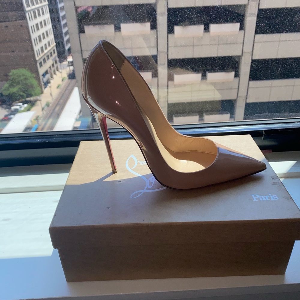 Louis Vuitton Shoe size 9, nude color